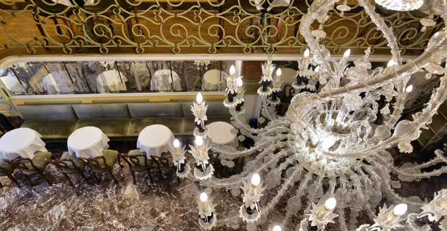 玻璃吊灯是頂奢燈具品牌Barovier & Toso的玻璃吹制艺术家的杰作。