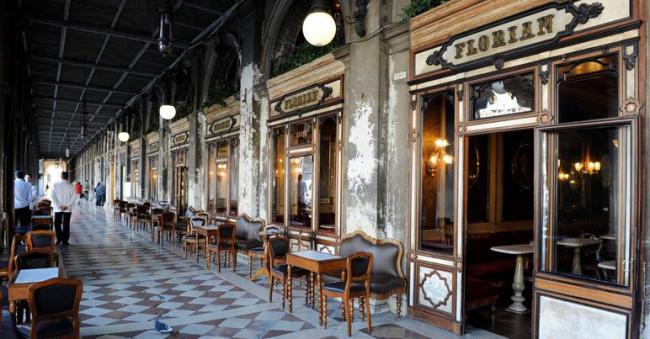 花神咖啡馆花神咖啡馆保留着十八世纪初的风韵，优雅的古典气氛让人一再流连。