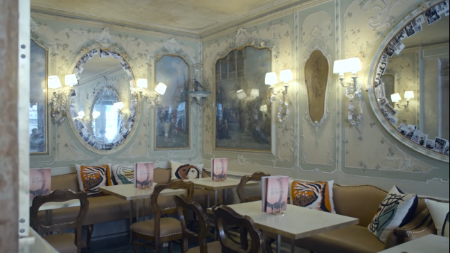 油画咖啡馆就如其名，墙上挂有许多美丽的画作。
