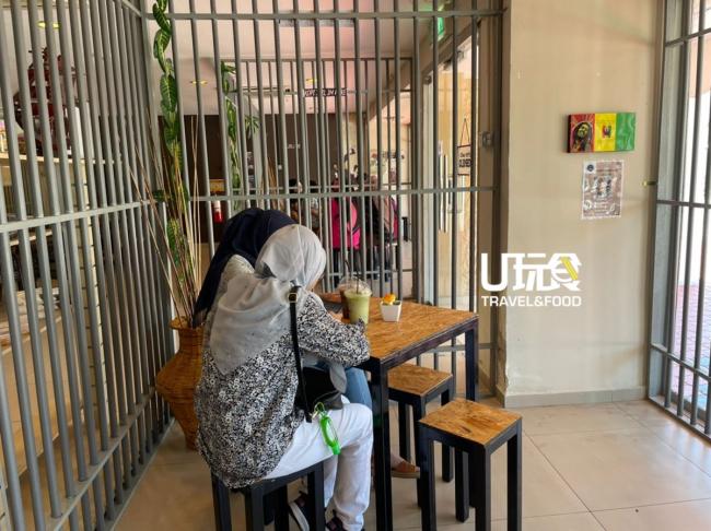 访客们在「监狱咖啡馆」享受咖啡。