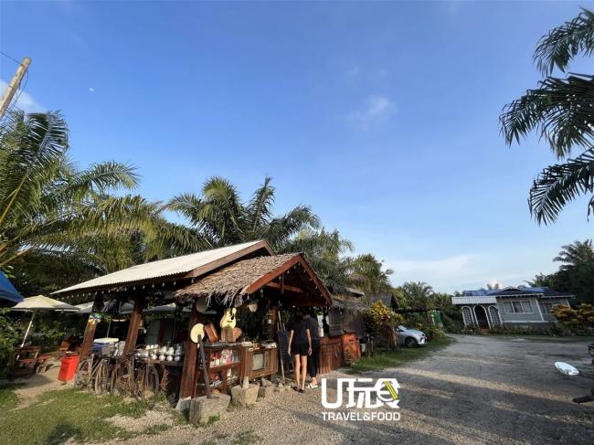 远离尘嚣的“绑旁边 （Ikat Tepi） ”咖啡馆，在永平受到咖啡爱好者的欢迎。