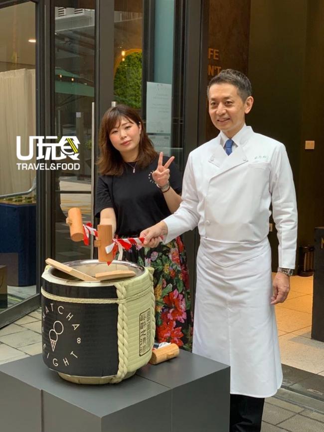 Vector Marketing PR Malaysia的董事经理金子美穂（左）和高橋拓児一起敲开日本装着冷泡玄米茶的传统烧印清酒木枡，作为开幕仪式。