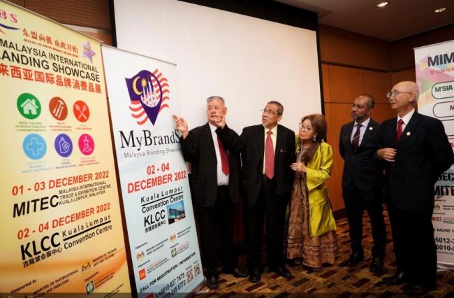 张创迪、纳英、谢淑珍、凯尼和温有志一同推介第17届马来西亚国际品牌博览会。