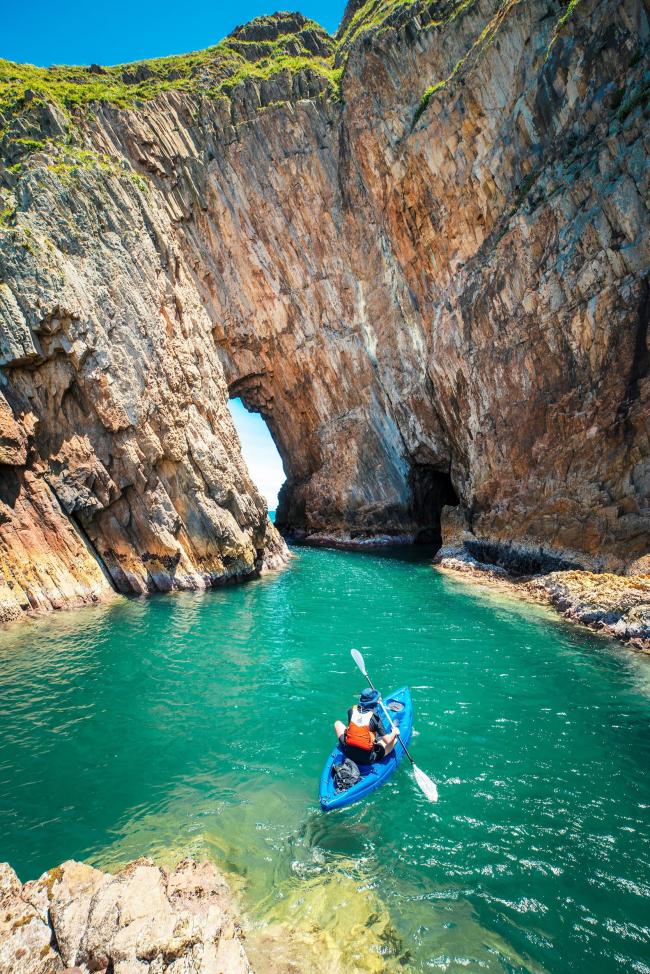 划独木舟穿越壮观的沿海洞穴（图片来源：Jessica.lkw）