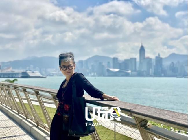 香港超级粉丝李枫在西九文化区的西九海滨长廊。