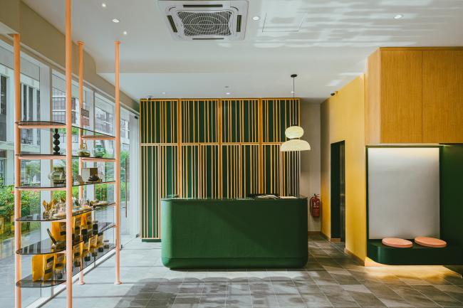 店内整体环境采用现代简约风格，以翡翠绿色调结合木质感的室内设计为主，环境优美疗愈。