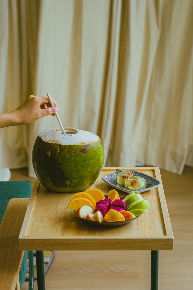 清爽新鲜的椰子水与精美健康的水果拼盘，顾客在享受按摩的同时，还能解一解嘴馋。
