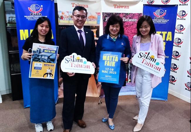 周士弼（左2）和陈美心呼吁民众在Matta旅游展期间，到访台湾馆以获取更多台湾旅游资讯。