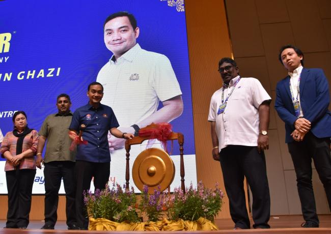 翁哈菲兹（左3）为2023年柔州马来西亚国际旅游展（2023 Johor MATTA Fair）主持鸣锣开幕仪式，拉维古玛（左2起）、苏巴玛廉及莫哈末法依兹等陪同。