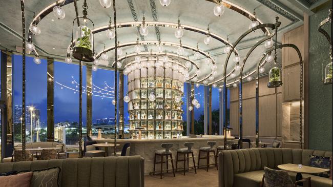 于亚洲50最佳酒吧2022勇夺第三名的Argo位置优越，坐拥维多利亚港景致，主打以亚洲食材调配的创意鸡尾酒。