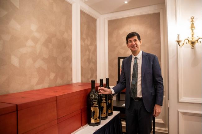 澳洲驻马高级专员李贾斯廷博士也为晚宴当晚3瓶拍卖的虎年生肖红酒签名。