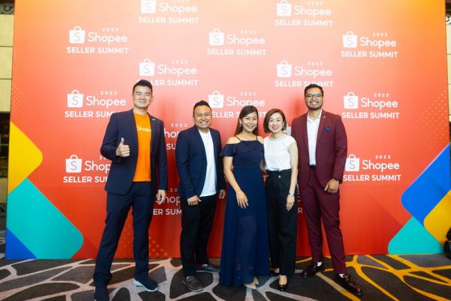 青年企业家Khairul Aming（右）是2022年Shopee Super Award的最佳新卖家奖和最佳客户服务奖的得主。