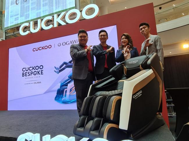 CUCKOO国际首席营运总监杜成利（左起）、许健川、林美玲和OGAWA副总监梁文康推介崭新按摩椅。