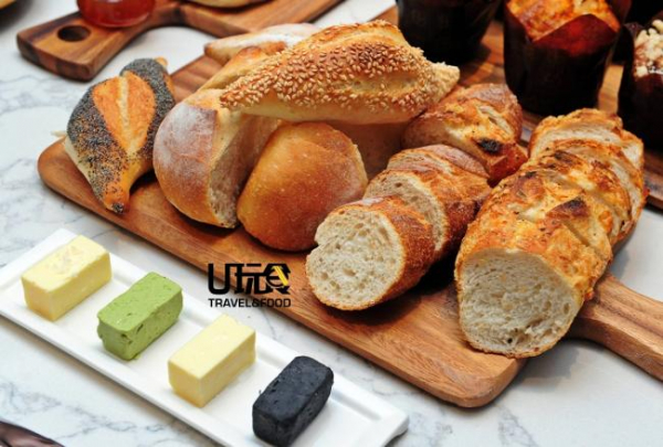 Ultime的面包套餐提供各式各样的法式及丹麦式面包作为选择，如若你点的是原味面包，建议先品尝了原味，再与这里的各种牛油搭配，绝对能让你满意。