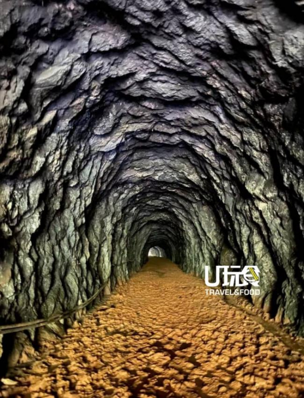 隧道3：长约120公尺，由于泥土堆积，使入口处看起来显得比较低，地面都是黄澄澄的泥土，拍照时黄色的地面与灰色的顶部相映成趣。