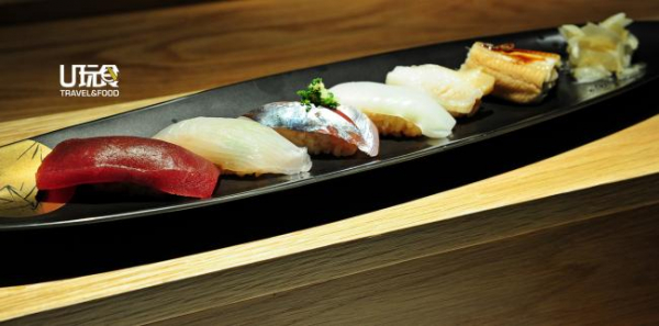 寿司师傅村上浩之做出来的寿司都捏得恰到好处，新鲜的食材配合醋饭，以及6贯寿司的顺序搭配，能让人吃到各种鲜味的变化。