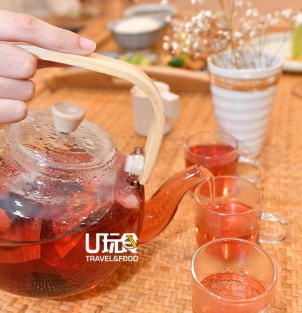 非咖啡饮料洛神山楂花茶喝起来酸酸甜甜，饭后来一杯使人感到清爽。