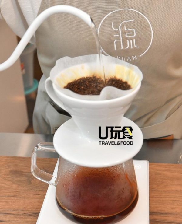 颜巧俐的手冲咖啡是店内的热销单点。她说，自己将会不定时更换咖啡豆，让顾客可以品尝到不同风味的咖啡。