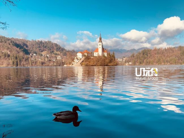位于斯洛文尼亚的的布莱德湖，美得如仙境般。