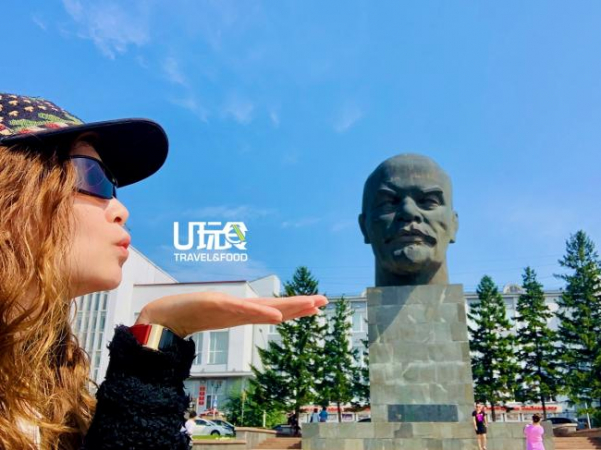 Connsynn在东西伯利亚的乌兰乌德与世界最大的列宁头像合影。