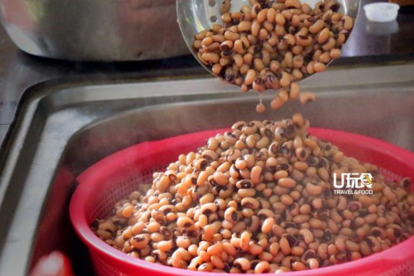 眉豆在经过精挑细选后，需用盐水浸泡一晚，隔日再以热水煮熟，方可用作配料。