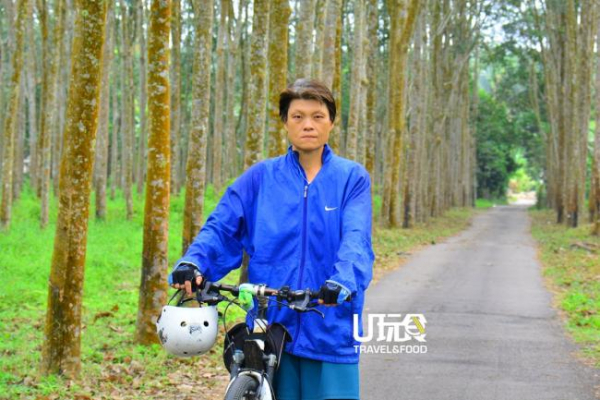 阿简（黄丽云）是居銮一所国中的华文科老师，也是一名骑游爱好者。8年来，她展开了20多次的国外骑游之旅，完成了泰国北部大环线、川藏线、列玛公路和安娜普纳大环线等，累计逾3万5000公里骑行里程。
