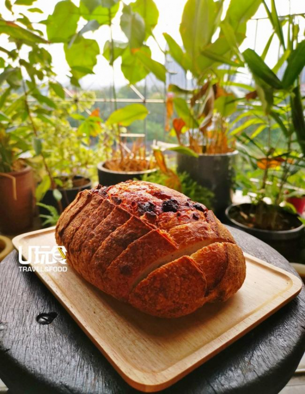 图为“曼焙”的橄榄与油渍番茄酸面包，是其中一款夫妻两人推荐的口味，另也包括巧克力旋纹酸面包和蔓越莓核桃酸面包。（摄影：林家豪，顾客）
