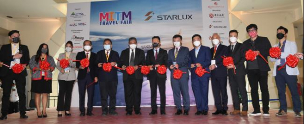 刘伟康（左4起）、包一雄、依斯甘达、杨顺兴、周士弼、吴明发和陈三顺在 2022年大马国际旅游展开幕礼上剪彩。