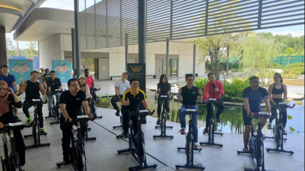 张孙通（前排中）与众嘉宾骑飞轮车为吉隆坡健康节主持开幕。