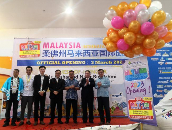 刘畑镜（左2起）、秦永忠、郑建全、莫哈末纳西尔、包一雄及周士弼等嘉宾为2023年马来西亚国际旅游展（MITM Travel Fair）主持开幕。