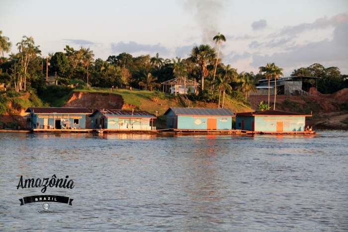 沿岸许多亚马逊村庄非常现代化，有些房子是飘在河上，包括加油站，方便船隻加油。