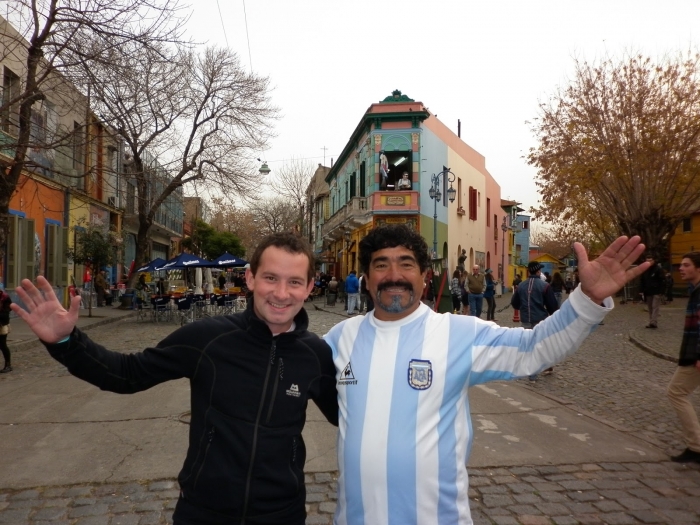 『上帝之手』的Diego Maradona在La Boca？非也，付點小費，就可以和長得很像球王的扮演者拍照留念。圖/phileasfoges
