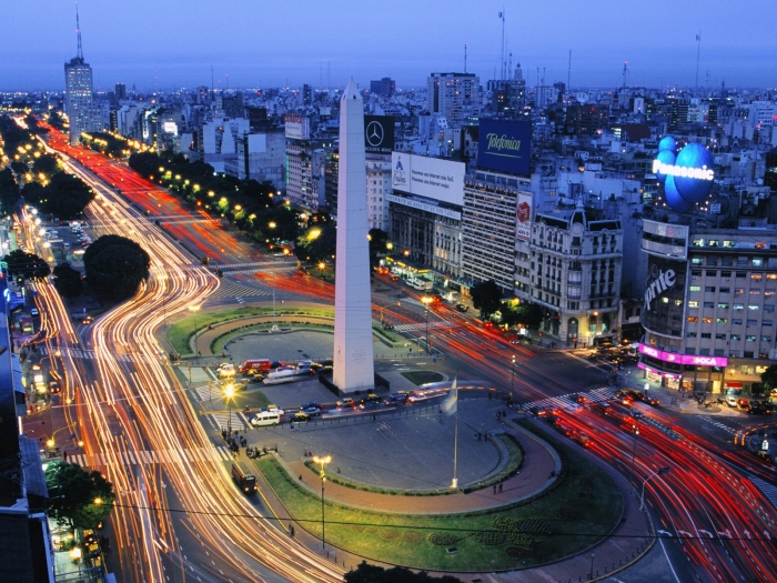 南美巴黎， 布宜諾斯艾利斯夜景，好大好寬的七月九日大道，也是布宜諾斯艾利斯繁華的一面。-圖/Tripoto