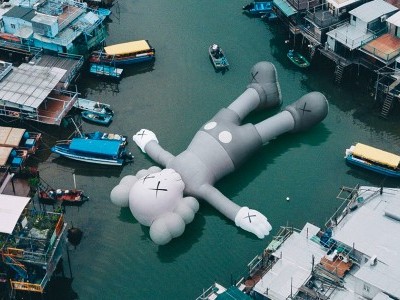 超人气KAWS漂进香港维多利亚港！
