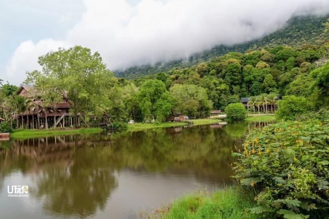 依山而建的砂拉越文化村，背面是天然及壮观的山都望山美景，散步其中除了让人可充分享受到周围的大自然气息外，也让人把烦恼暂时抛在一旁。