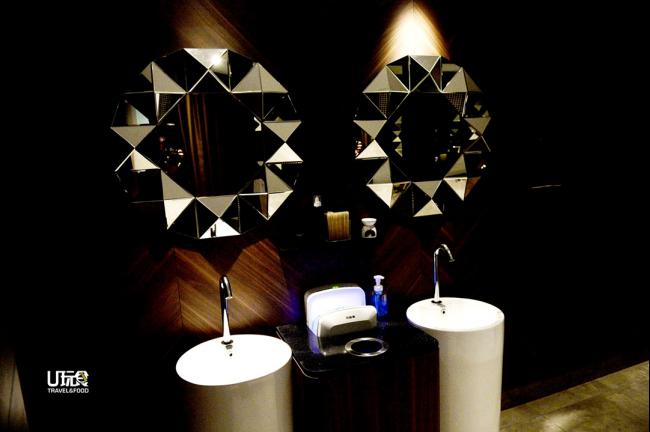 JIS酒吧内的高智能化妆室提供完整的梳洗用品、打扮工具等，绝对刷新大家对于一般厕所的观念。