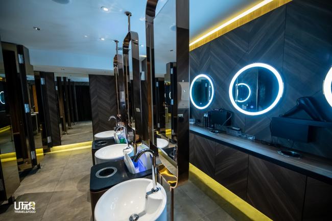 JIS酒吧内的高智能化妆室提供完整的梳洗用品、打扮工具等，绝对刷新大家对于一般厕所的观念。